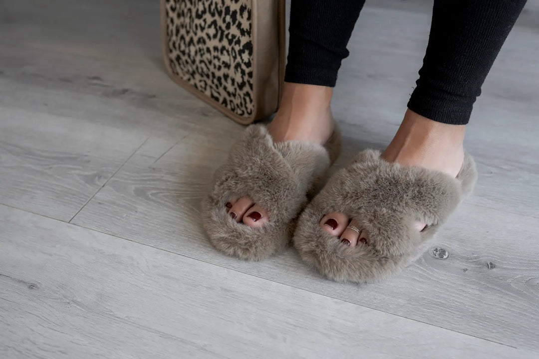 Fluffy store crisscross slippers